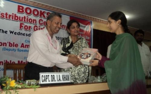 Ms Shamina Shafiq, Member, NCW was the Chief Guest in a free book distribution function at Chamber of Commerce hall, Meerut